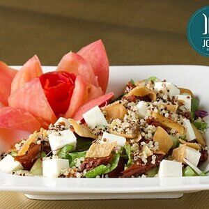 فتوش بالحلوم والكينوا والطماطم المجففة