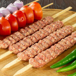 كباب إيراني متبل جاهز للشواء