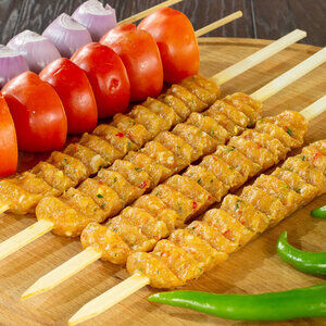 كباب دجاج متبل جاهز للشواء