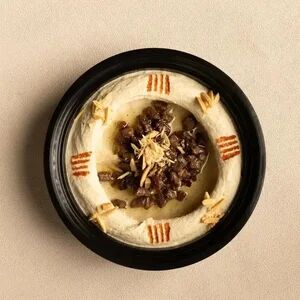 حمص باللحمة والصنوبر